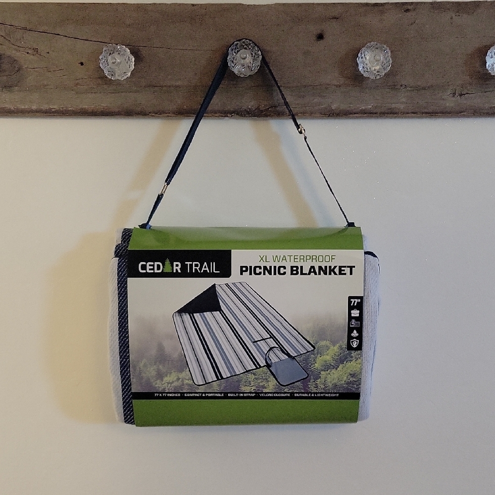NWT Cedar Trail XL Waterproof Picnic Blanket